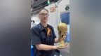 大连造“东北超”冠军奖杯亮相 国产高端五轴机床雕琢“绿茵荣耀”