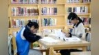 江西南丰：图书馆里度国庆（图）