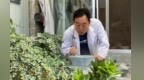 匠人精雕细琢儿媳直播圈粉　两代人“砚”续非遗风采