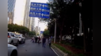 早高峰南昌一轿车侧翻女子被困，公交车司机招呼车上乘客与过路群众施救
