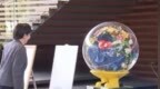 高市早苗与世园会吉祥物互动时发生尴尬一幕
