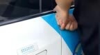 小马智行回应乘客被夹手事件：已配合交警调查，属意外而非交通事故