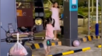 新能源充电站内多名小孩用充电枪荡秋千，客服：严禁该行为！