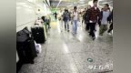 地铁站现“行李角” 游客自行摆放只因“信得过”