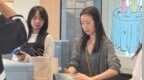 46岁董洁经营服装店 亲自帮顾客打包衣物状态出众