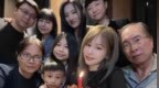 王心凌晒44岁庆生照，收到好多生日蛋糕，爸妈罕见出镜很显年轻