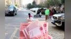 九江一小区高空飘落百元大钞，有人称捡到六千余元已上交，物业：业主晒被子时撒落，钱已基本找回
