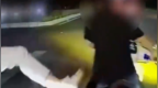 孕妇骑摩托别车被后车司机踹翻，讨说法的人讨回一张罚单