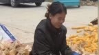 亚运会夺银牌的李春辉，国庆回家也躲不过掰苞米，网友：既是国家的功臣，也是父母的女儿