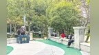九江南湖公园部分游客坐姿“任性” 倚靠廊柱、脚踩座椅