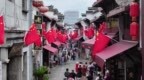 黄山市屯溪区：屯溪老街国旗飘扬 徽风古韵喜迎国庆