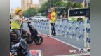 城区主要路口增设伸缩防护栏 防止电动车越线抢行