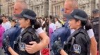 中国女特警婉拒外国合影者搭肩，引外网热议