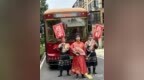 南昌国庆街头现“铛铛车”迎亲，中式婚礼受年轻人追捧
