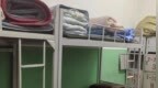 游客免费住学生宿舍、文旅局长铺床，为何没迎来一边倒点赞