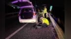 夜间高速爆胎司机无法处理　警察蜀黍秒变“修车工”
