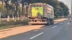 农户占道晾晒玉米被环卫车清扫，当地回应