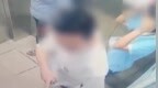 9岁自闭症男童乘电梯遭陌生男子踹飞，官方回应