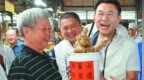 民调持续领先！江启臣赴市场拜票，喜收大礼“一桶姜山”