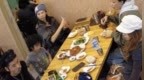 53岁蔡少芬和张晋现身韩国 带三娃吃中华料理