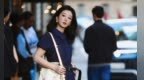 牛仔裙搭尖头长靴 杨紫巴黎街头解锁摩登都市穿搭