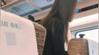 女子高铁上和男友开免提打1小时电话，维护公共秩序不能只靠乘客互怼