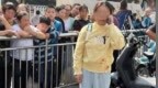 警方通报“女子持U型锁打人”