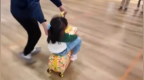 实测25款一半会翻车！儿童骑行箱安全设计暗藏盲区