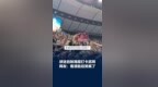 球迷自制郑钦文贺喜海报打卡武网