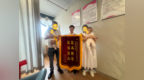双胎保胎一波三折，如今她抱着龙凤胎来送锦旗