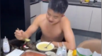 13岁男孩身高195cm，全网求长高食谱，孩子妈妈回应