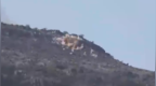激战画面曝光：胡塞武装向远处山头开火，升起大团浓烟