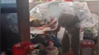 老人在家囤2卡车废品双双肺部感染