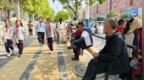 枣庄市市中区部分学校门口安装“一根杆长椅”