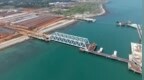 海南省跨度最长、吨位最大的钢桁梁顺利完成顶推落梁
