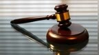 女童被男老师摸脸，家长索赔20万