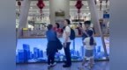 宁波银行深圳分行青年志愿者护航国庆旅客暖心出行