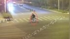 男子偷小孩自行车，花4小时骑42公里回家，刚打理干净警察就来了