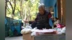 慢火车开往长征站　75岁老人集市卖货一坐就是36年