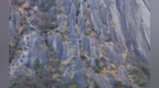 安徽黄山天都峰一男子擅自从陡峭野路攀爬上山被困半山腰，景区回应
