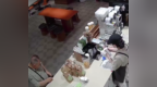 外国顾客打卡阜阳奶茶店，执意给小费，每人1美元扔下就走