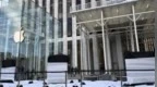 iPhone Duo明日开售，纽约第五大道苹果旗舰店提前布置巨型模型