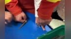学生因好奇心遭课桌“咬手”　“蓝朋友”迅速救援