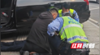 长沙街头：有人倒下，有人跪下