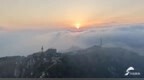 泰山云海翻涌 邂逅绝美丁达尔光瀑