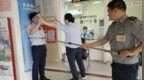 银行防抢劫演练登上热搜，网友：原来好演员都在银行