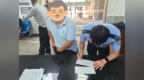 老人神情焦急走进合肥一派出所，这位辅警立即上前