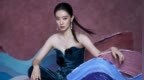张小斐穿丝绒连体裤时髦靓丽