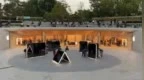 苹果Apple Store零售店iPhone Duo巨型雕塑揭幕首秀