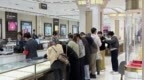 黄金价格“打七折”，有情侣去年结婚今年买金饰省4万元